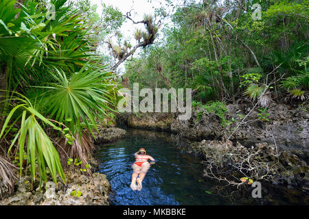 Tourisme plongée en grotte de Los Peces c'est un 70m de profondeur cenote sur la côte sud de Cuba près de Giron beach Banque D'Images