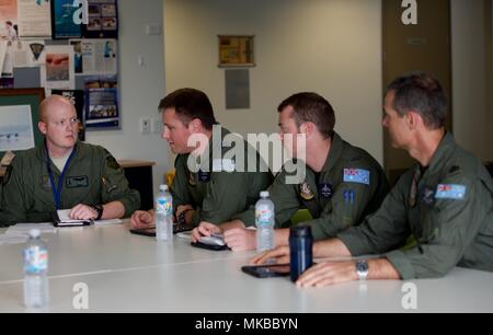 Le capitaine de l'US Air Force Daniel Armstrong, un projet pilote avec le 37e Escadron expéditionnaire piégée, Andersen Air Force Base, Guam, parle de la B1-B Lancer à un Royal Australian Airbus KC-30un équipage lors d'une réunion de planification de mission de ravitaillement aérien le 30 novembre 2017, à la base de la RAAF de Amberley, Australie. La planification de la mission permet d'assurer l'événement historique se déroule de façon impeccable, puisque c'est le premier ravitaillement aérien entre les deux avions. Deux bombardiers est arrivé à Amberley dans le cadre de la United States-Australia au dispositif de forces de l'air accrue des initiatives de coopération, qui s'appuie sur les exercices et l'entraînement de l'air Banque D'Images