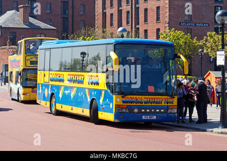 La colorée Magical Mystery Tour bus ramasser des touristes à l'Albert Dock de Liverpool, avant de circuler autour de différents sites. Beatles Banque D'Images