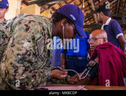 180503-N-FV739-059 Trincomalee, Sri Lanka (3 mai 2018) - Hôpital Corpsman 3 Classe Whitney Morrison, natif de Mobile (Alabama), affectés à la commande de transport maritime militaire navire-hôpital USNS Mercy (T-AH 19), vérifie les signes vitaux d'un Autochtone à Sri Lanka Sampur Mahavithiyalayam au cours d'une école élémentaire de l'engagement de la santé communautaire. La miséricorde est déployée à l'appui de Partenariat du Pacifique 2018 (PP18). PP18's mission est de travailler ensemble avec l'hôte et les pays partenaires à améliorer l'interopérabilité régionale et de capacités de réaction aux catastrophes, l'augmentation de la stabilité et la sécurité dans la région, et de favoriser de nouvelles un Banque D'Images