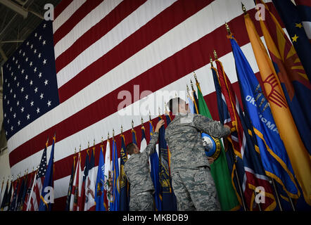 Hurlburt Field sur la garde d'honneur membres régler drapeaux d'état avant qu'un hôtel de ville avec le secrétaire de l'Armée de l'air à Wilson Heather Hurlburt Field, en Floride, le 4 mai 2018. Wilson a conclu son immersion AFSOC avec une mairie pour discuter des principaux thèmes de leadership de la Force aérienne et l'état actuel de l'Armée de l'air. (U.S. Photo de l'Armée de l'air par le sergent. Ryan Conroy) Banque D'Images