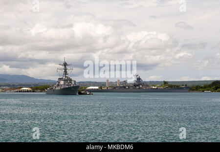 180503-N-YW024-0009 PEARL HARBOR (5 mai 2018) Le Arleight Burke-class destroyer lance-missiles USS Milius (DDG 69) arrive à Pearl Harbor. Récemment Milius a quitté San Diego, débute officiellement sa transition vers l'avant en Forces-Japan naval déployé Yokosuka, Japon. (Photo de marine de 2e classe, spécialiste des communications de masse de Katarzyna Kobiljak) Banque D'Images