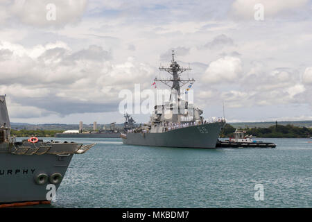 180503-N-YW024-0019 PEARL HARBOR (5 mai 2018) Le Arleight Burke-class destroyer lance-missiles USS Milius (DDG 69) arrive à Pearl Harbor. Récemment Milius a quitté San Diego, débute officiellement sa transition vers l'avant en Forces-Japan naval déployé Yokosuka, Japon. (Photo de marine de 2e classe, spécialiste des communications de masse de Katarzyna Kobiljak) Banque D'Images