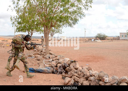 Un soldat Djiboutien à la rescousse d'une victime simulée au cours du dernier exercice d'un cycle de formation de cinq semaines pour le tout nouveau bataillon d'intervention rapide (RIB), une unité d'intervention de crise de l'armée djiboutienne, sur le site à l'extérieur de la ville de Djibouti, le 3 mai 2018. Les soldats de l'armée américaine de la Compagnie Alpha, 3e bataillon du 141e Régiment d'infanterie, la Garde nationale du Texas, attribué à Combined Joint Task Force - Corne de l'Afrique menée la nervure de la formation. (U.S. Photo par marine Spécialiste de la communication de masse 2e classe Timothy M. Ahearn)