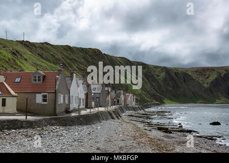 Chalets sur le front de mer dans le village de pêcheurs de Crovie, Aberdeenshire, Scotland, UK Banque D'Images