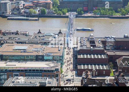 Vue depuis la Cathédrale St Paul à la recherche vers la Tamise et la passerelle du millénaire. Banque D'Images