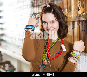 Offre d'acheter des bracelets et collier dans la boutique de bijoux Banque D'Images