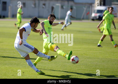 MINSK, BELARUS - 6 mai 2018 : joueurs de football se bat pour ball pendant le match de football Premier League entre le FC Dynamo Minsk et FC Shakhtar au stade Traktor Banque D'Images