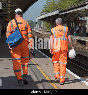 Les ingénieurs de façon permanente vêtus de vêtements réfléchissants à Basingstoke, Hampshire, Angleterre, Royaume-Uni. En 2018. Banque D'Images