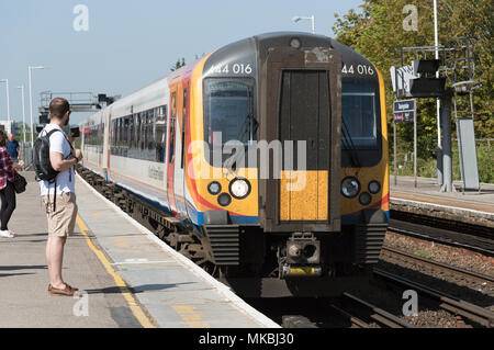 South Western Railway train et les passagers de la gare de Basingstoke, Hampshire, England UK Banque D'Images