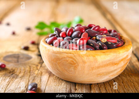 Haricots verts crus rouge avec sur une table en bois Banque D'Images