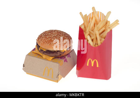 McDonald's nouveau quart de livre de boeuf frais avec du fromage et de grosses frites. Le fresh burger congelé pas lancé à l'échelle nationale aux Etats-Unis en mai 2018. Banque D'Images