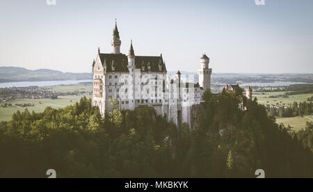 Belle vue de la célèbre château de Neuschwanstein, le 19e siècle palais néo-roman construit pour le Roi Ludwig II, dans la lumière du soir au coucher du soleil Banque D'Images