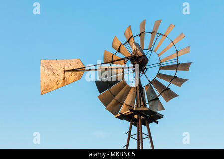 Moulin emblématique utilisée pour pomper de l'eau sur des savanes au Nebraska National Forest dans le Nebraska Sandhills région, USA Banque D'Images