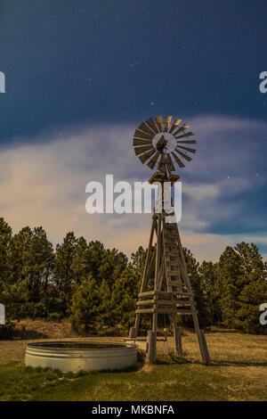 Moulin emblématique utilisée pour pomper de l'eau sur des savanes au Nebraska National Forest dans le Nebraska Sandhills région, USA Banque D'Images