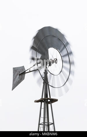 Moulin emblématique utilisée pour pomper de l'eau sur des savanes au Nebraska National Forest dans le Nebraska Sandhills région, USA Banque D'Images
