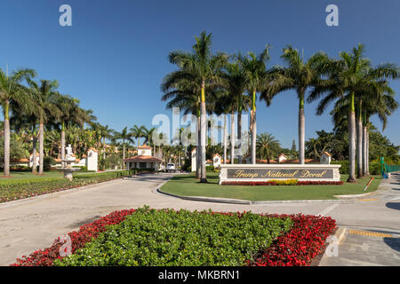 Doral, Floride - l'entrée de la National Trump Doral Golf Club. Le complexe comprend 4 terrains de golf et des centaines de chambres d'hôtel. Banque D'Images