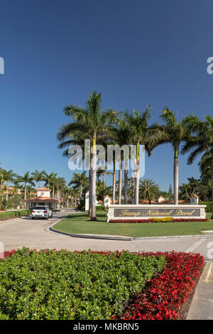 Doral, Floride - l'entrée de la National Trump Doral Golf Club. Le complexe comprend 4 terrains de golf et des centaines de chambres d'hôtel. Banque D'Images