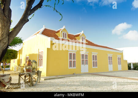 Maison colorée dans l'architecture coloniale néerlandaise à Oranjestad, sur l'île des Caraïbes d'Aruba, Janvier 2018 Banque D'Images