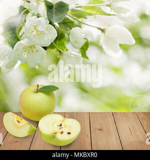 Fruits pomme verte avec des feuilles et fleurs sur fond de bois rustique Banque D'Images