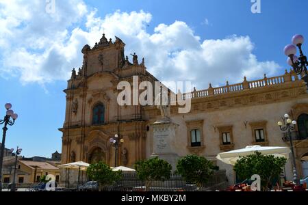 Vue sur la place de l'église de carmin avec Busacca, Scicli, Sicile, Italie, Europe, Baroque Banque D'Images