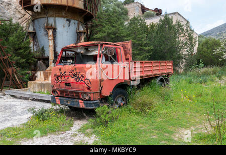 Vieille voiture rouge abandonné dans la vieille mine sur l'île de la Sardaigne Banque D'Images