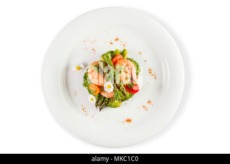 Les crevettes, les asperges et le brocoli avec fleurs daisy comestibles. Vue d'en haut. Isolé sur blanc. Banque D'Images