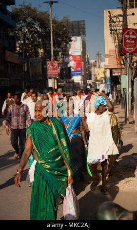 Varanasi est l'une des nombreuses attractions religieuses pour les Indiens et beaucoup d'Hindous viennent ici pour laver leurs péchés dans le Gange. Banque D'Images