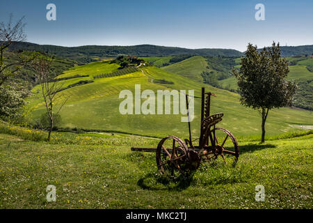 ASCIANO, Toscane, Italie - 25 Avril 2018 : trekking, Asciano avec des ravins, des fermes de cheval dans un paysage, sont arrivés à Serre di Rapolano connu pour la trave Banque D'Images