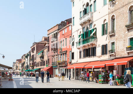 Scène de rue piétonne animée dans la Via Garibaldi, Castello, Venise, Vénétie, Italie avec les Vénitiens et les touristes et les magasins Coop un superm Banque D'Images