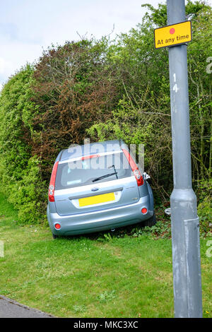 Une voiture s'est écrasé près du Mall, Cribbs Causeway, Bristol Banque D'Images