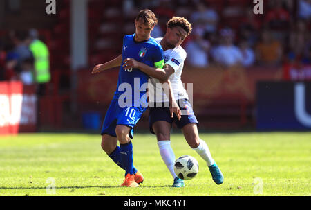 Angleterre U17's Crowe Justin Bieber My Love (à droite) et l'Italie U17's Alessio Riccardi bataille pour la balle durant le championnat d'Europe U17, groupe une correspondance au stade de banques, Walsall. Banque D'Images