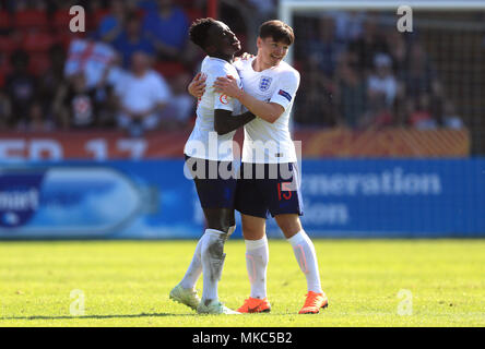 Angleterre U17's Arvin Appiah (à gauche) célèbre marquant son but premier du côté du jeu avec son coéquipier Bobby Duncan pendant l'UEFA EURO U17 Championnat, un match de groupe dans les banques, le stade de Walsall. Banque D'Images