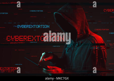Cyberextortion avec concept à capuchon sans visage personne mâle using tablet computer, les rouge et bleu allumé image et effet glitch numérique Banque D'Images