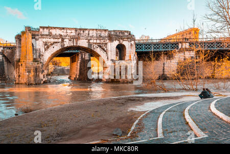L'ancien ponte Emilio appelé Ponte Rotto,le plus vieux pont en maçonnerie à Rome, sur le Tibre en face de la place d'Espagne avec deux amoureux à la Banque D'Images