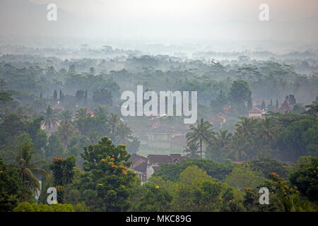 Matin brumeux Borobudur ville vu de Temple Bouddhiste Borobudur Java Indonésie Banque D'Images
