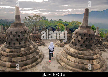 Jeune fille musulmane avec stupas Borobudur Temple Bouddhiste Java Indonésie Banque D'Images