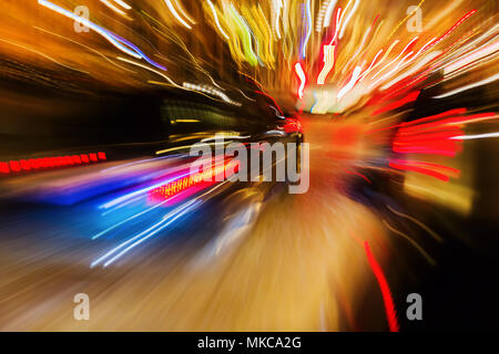 Abstract photo avec l'appareil photo fait de l'effet de zoom le trafic de nuit Banque D'Images