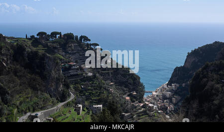 Vue côtière à l'égard d'Atrani Pontone dans la Valle delle Ferriere Réserve Naturelle, Côte d'Amalfi, Italie Banque D'Images