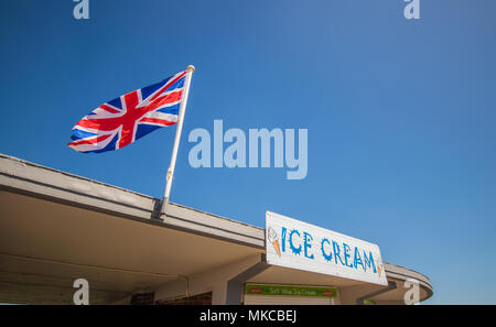 Union Jack sur une journée ensoleillée au bord de Littlehampton, West Sussex, UK Banque D'Images