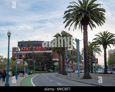 SAN FRANCISCO, CA - le 24 avril 2018 : le logo AT&T Park et stade avant un match des Giants de San Francisco Banque D'Images