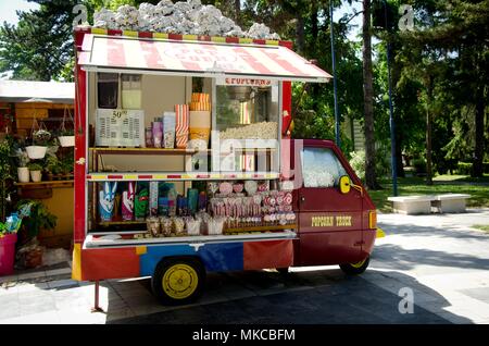 Sokobanja, la Serbie, le 02 mai 2018 : vente de maïs soufflé, de camions et de l'alimentation mobile fournisseur bonbons dans le centre de place Sokobanja lieu touristique bien connu en Serbie Banque D'Images