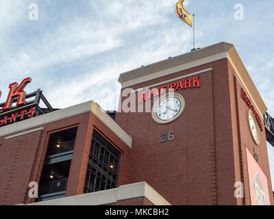 SAN FRANCISCO, CA - le 24 avril 2018 : le logo AT&T Park et de l'horloge avant une soirée jeu Banque D'Images