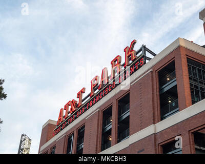 SAN FRANCISCO, CA - le 24 avril 2018 : le logo AT&T Park avant qu'un jeu de nuit Banque D'Images