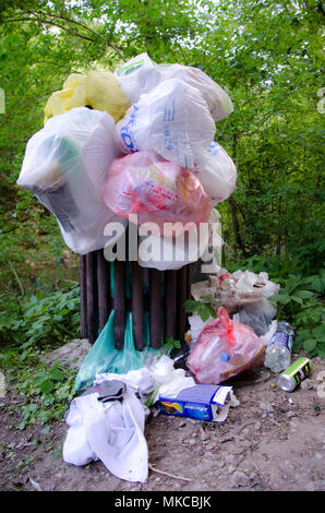 Sokobanja, la Serbie, le 02 mai 2018 : sacs de déchets dans la nature après le pique-nique dans Lepteria un haut lieu du pique-nique près de Sokobanja, Banque D'Images