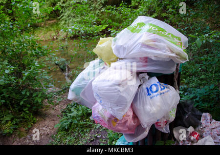 Sokobanja, la Serbie, le 02 mai 2018 : sacs de déchets dans la nature après le pique-nique dans Lepteria un haut lieu du pique-nique près de Sokobanja, Banque D'Images