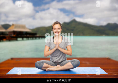 Femme faisant yoga Yoga en méditant et posent de lotus Banque D'Images