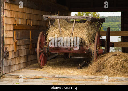 Chariot à foin dans une grange du 19ème siècle sur la ferme Joslin au village historique de Kings Landing, New Brunswick, Canada. Banque D'Images