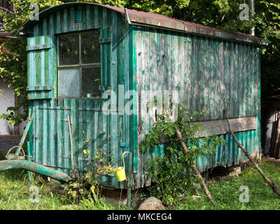 Old weathered wooden shed du contractant dans le jardin Banque D'Images