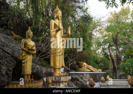 Trois statues de Bouddha en or au Mont Phousi (Phou Si, Phusi, Phu Si) à Luang Prabang, Laos. Banque D'Images